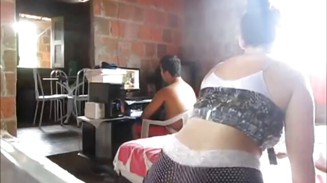 A szőke amatőr házi pornó videók csaj elképesztően szexi testével szexel a barátjával