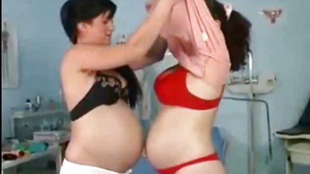 Aranyos japán baba borotvált puncival kezd szoros pina porno becsavarni az MMF hármasba