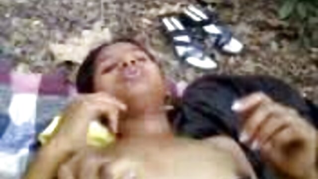 Mocskos anya lánya szex videók barna amatőr szopást ad, mielőtt kiszolgáltatná a pináját kanos haveroknak